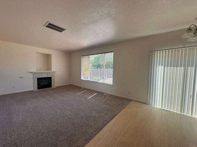 Building Photo - West Eugene 4 Bedroom Treasure