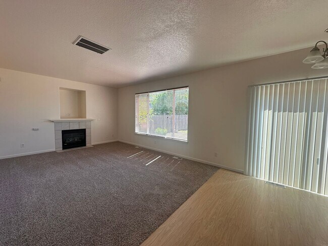 Foto del edificio - West Eugene 4 Bedroom Treasure