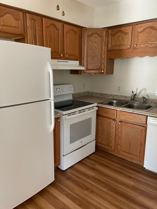 Building Photo - 1 Bedroom, 1 Bathroom Townhouse in LeClair...