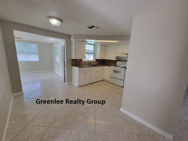 Foto del edificio - Gorgeous 2 Bed/1Bath POOL Home! Fenced Bac...