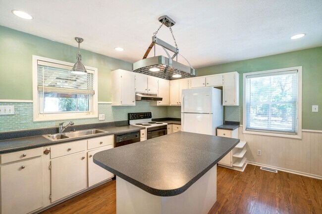 Foto del edificio - Charming 3-bed/2 bath home with large yard, screened deck located minutes from Brier Creek!
