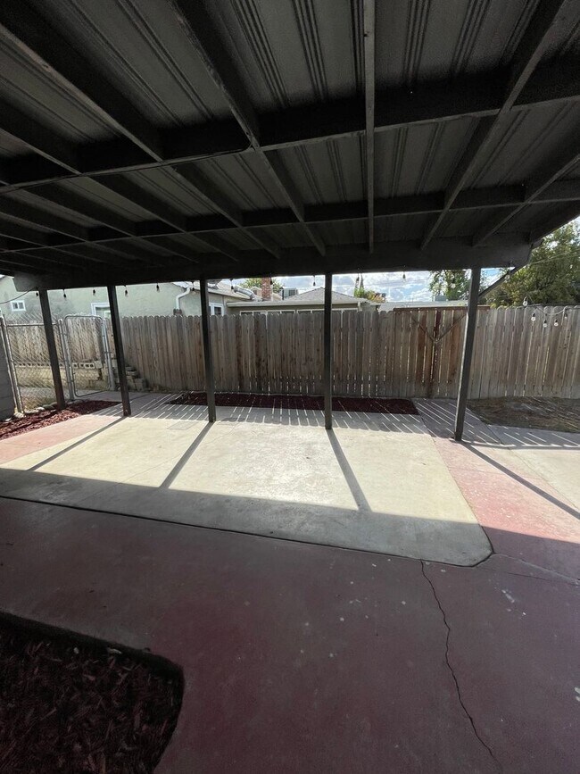 Building Photo - Charming home located NW Hanford coming soon!