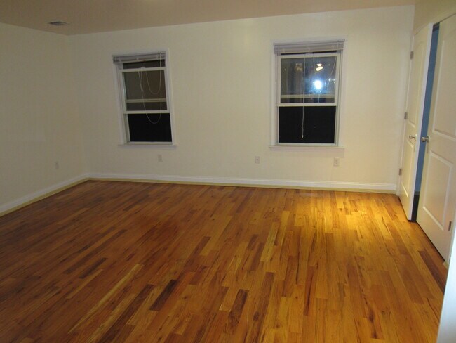 Building Photo - 109 Wales Ave