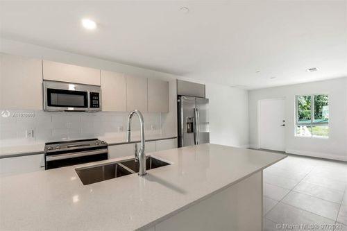 Building Photo - 2555 NE 193rd St