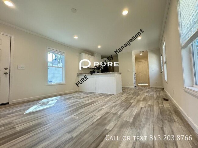 Foto del edificio - 1156 Russell Dr