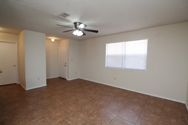 Foto del edificio - 2/1 Gulf Breeze Duplex! Pet friendly with ...