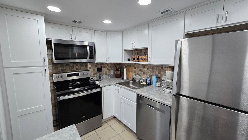 Foto principal - 3150 N Palm Aire Dr