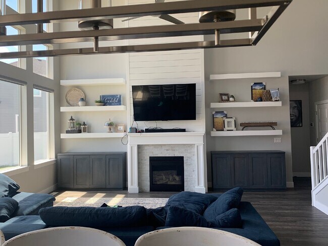 Building Photo - Spacious 5-Bed Home in Bluffdale