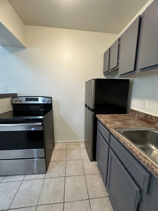 Building Photo - Studio