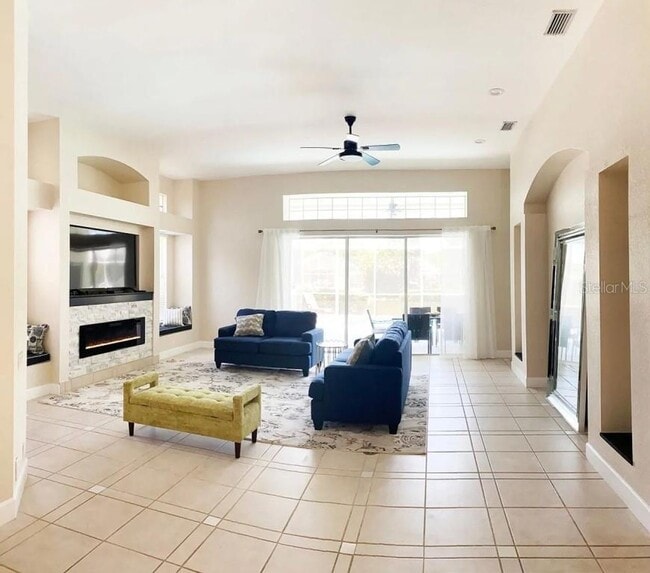Foto del edificio - Rent a luxurious golf course lifestyle home in Sarasota, FL