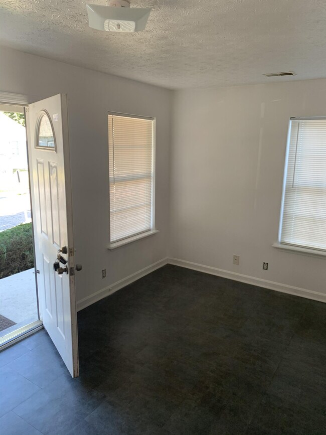 Building Photo - 4220 Sunset Ave