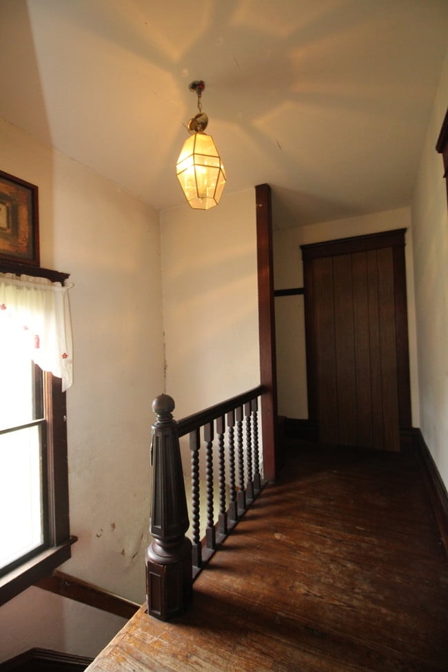 Building Photo - 812 E Lincoln Hwy