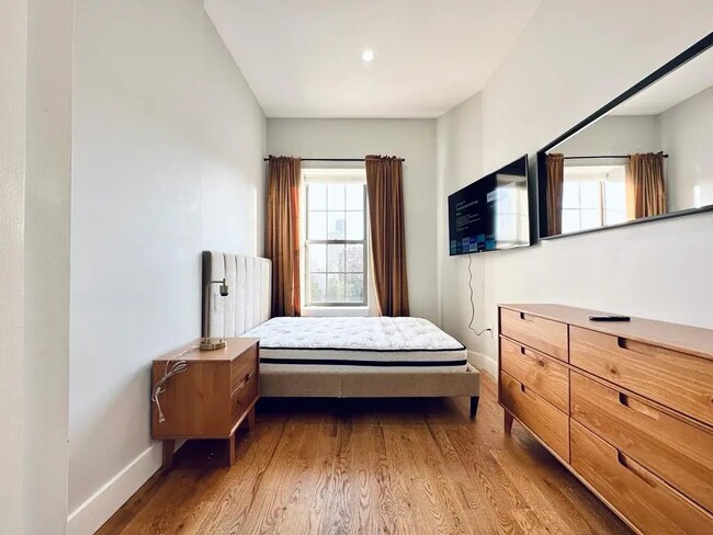 Foto del edificio - Furnished room/NOT APARTMENT