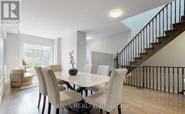 Photo du bâtiment - 74 Church St S