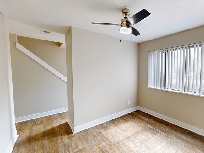 La luz natural inunda el espacio. - Meadow Lark Apartments
