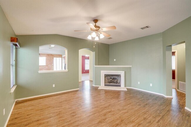 Building Photo - 15212 Sarah's Creek Dr