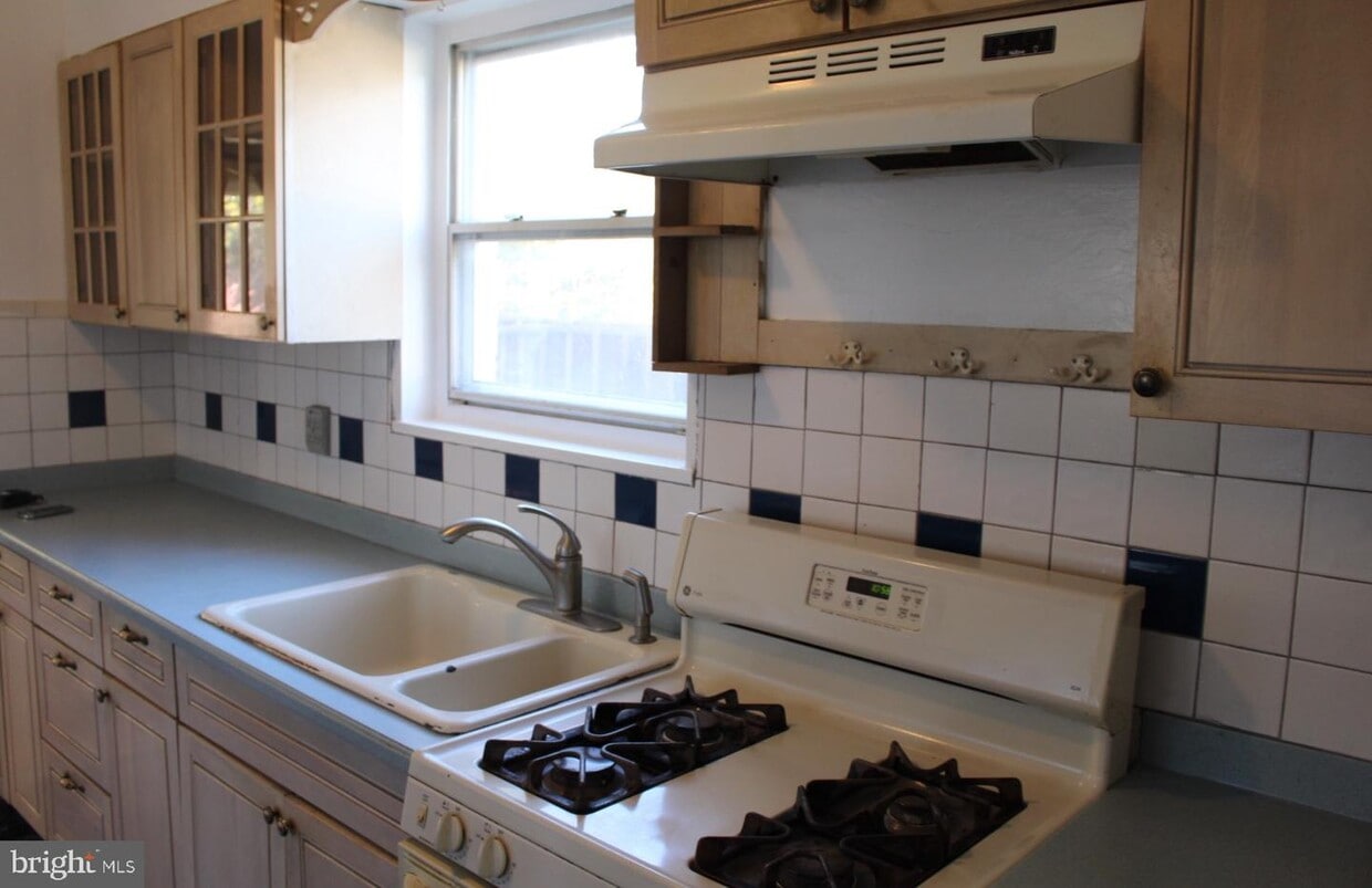 Primary Photo - 11727 Highview Ave