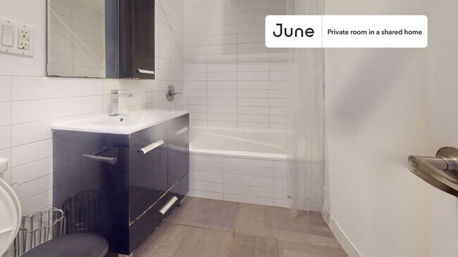 Building Photo - Private bedroom in 3 bed/1 bath Home