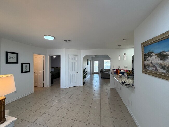 Building Photo - THREE BEDROOMS TWO BATH ONE STORY DUPLEX