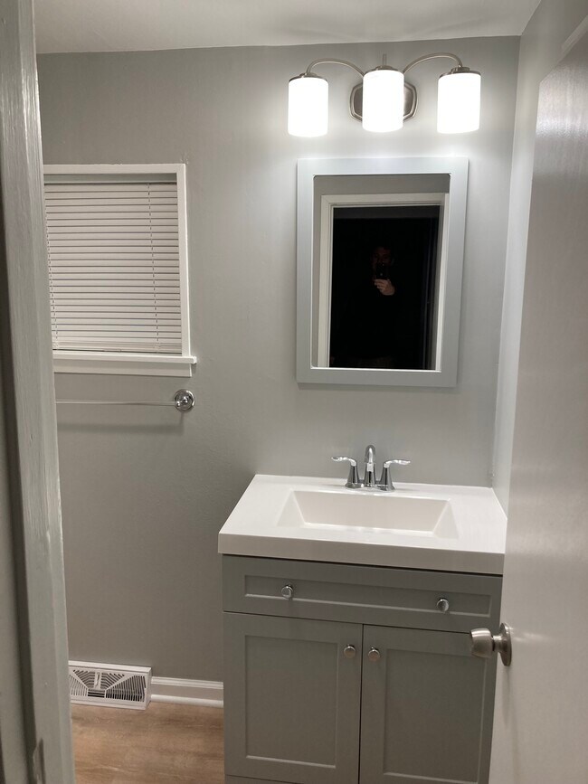 Foto del edificio - 319 Camp Horne Rd