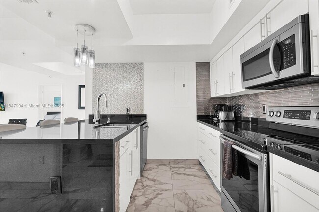 Foto del edificio - 17555 Atlantic Blvd