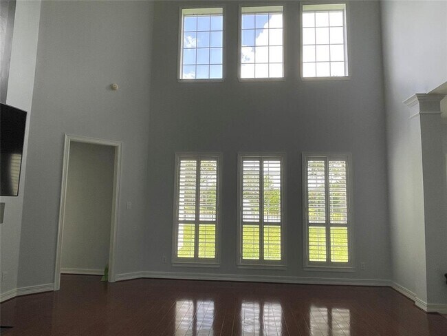 Building Photo - 11802 Crescent Bluff Dr