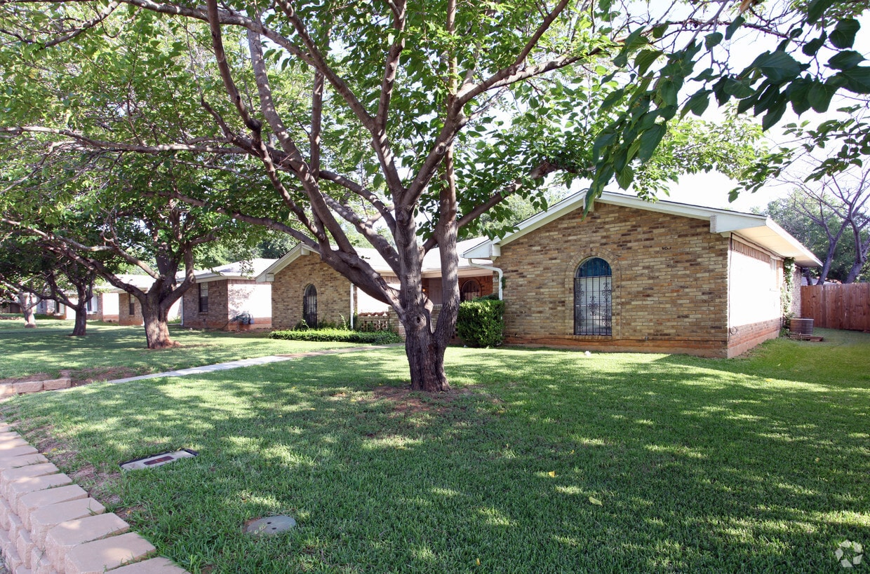 Chamberlain Complex Apartments in Irving, TX