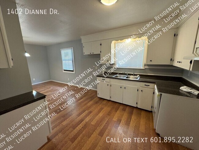 Foto del edificio - 1402 Dianne Dr