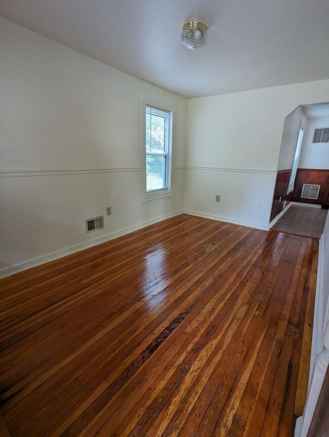 Building Photo - Spacious 3 Bedroom House Available Now!