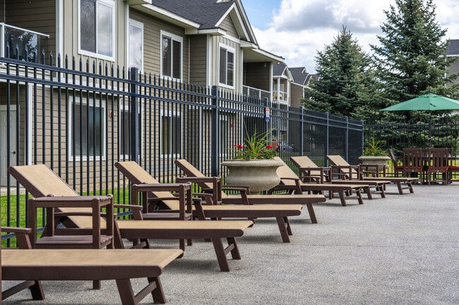 Pool Seating - The Reserve at Shelley Lake