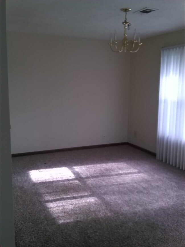 Building Photo - 2 Bedroom and 2 Bathroom Top Floor Unit! F...