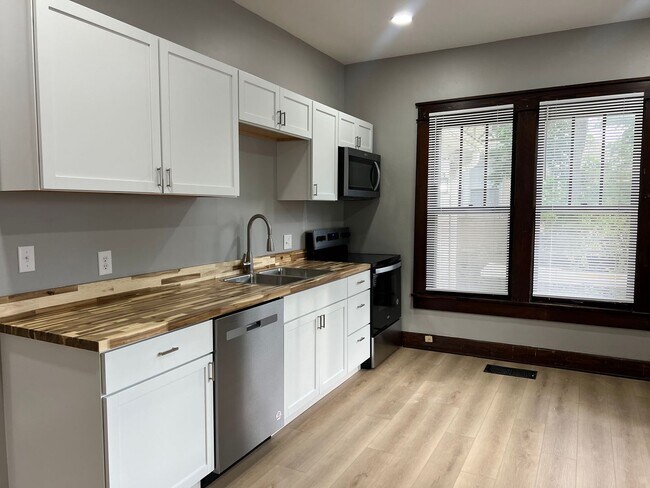 Foto del edificio - 223 E 8th St