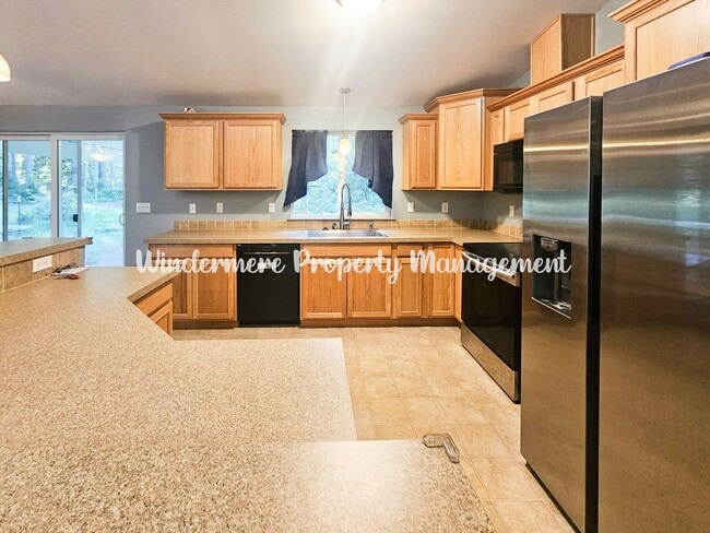 Building Photo - Immaculate rambler on large lot in Olalla