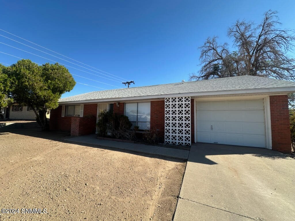 Primary Photo - 2215 Thomas Dr