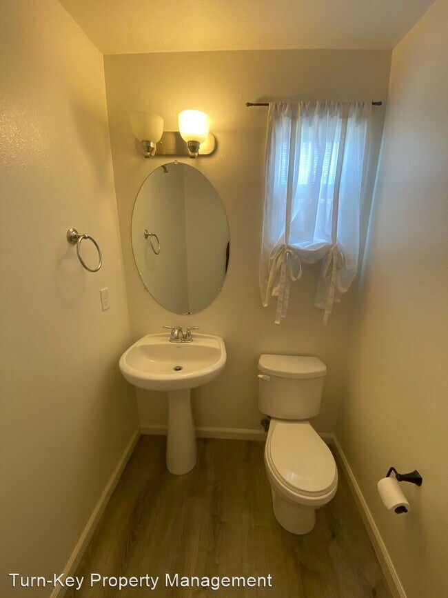 Building Photo - 4 br, 2.5 bath House - 578 River Oaks Dr.