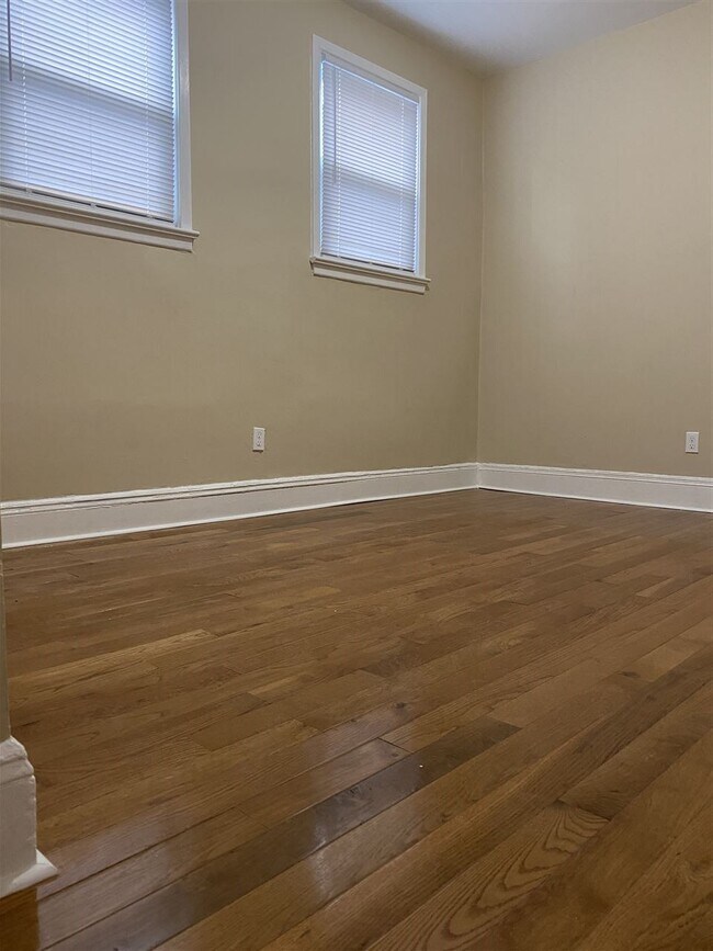 Building Photo - 121 Newman Ave