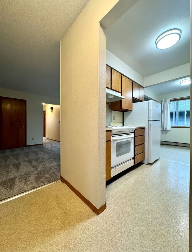 Building Photo - Vintage Irvington Top Floor 2 Bed~ Off Str...