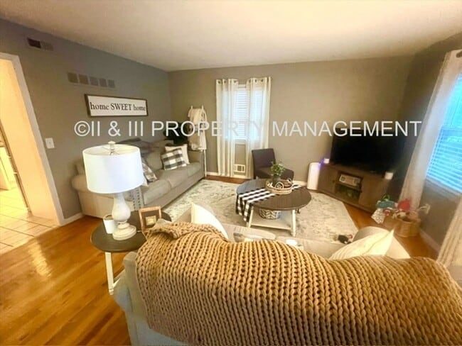 Building Photo - 2 bedroom OP townhome