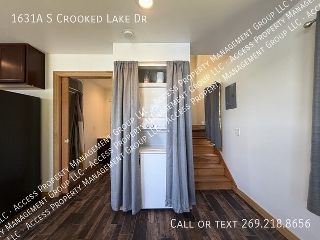Building Photo - 1631 S Crooked Lake Dr