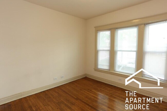 Building Photo - 4714 N Racine Ave