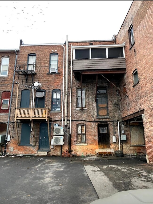 Building Photo - 9 Main St