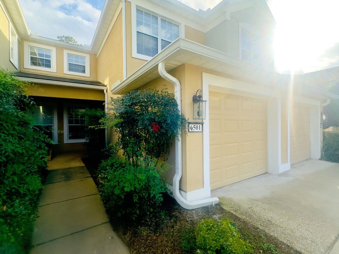 Foto principal - Spacious 2Bed/ 2Bath Condo With Office and 1-Car Garage - Bartram Park - Available NOW!