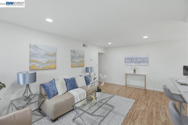 Building Photo - 2204 Segundo Ct