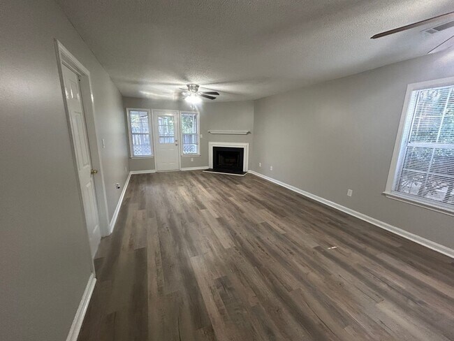 Foto del edificio - 15 Heritage Village Ln