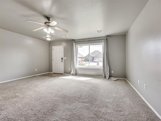 Building Photo - 609 E Linden Ln