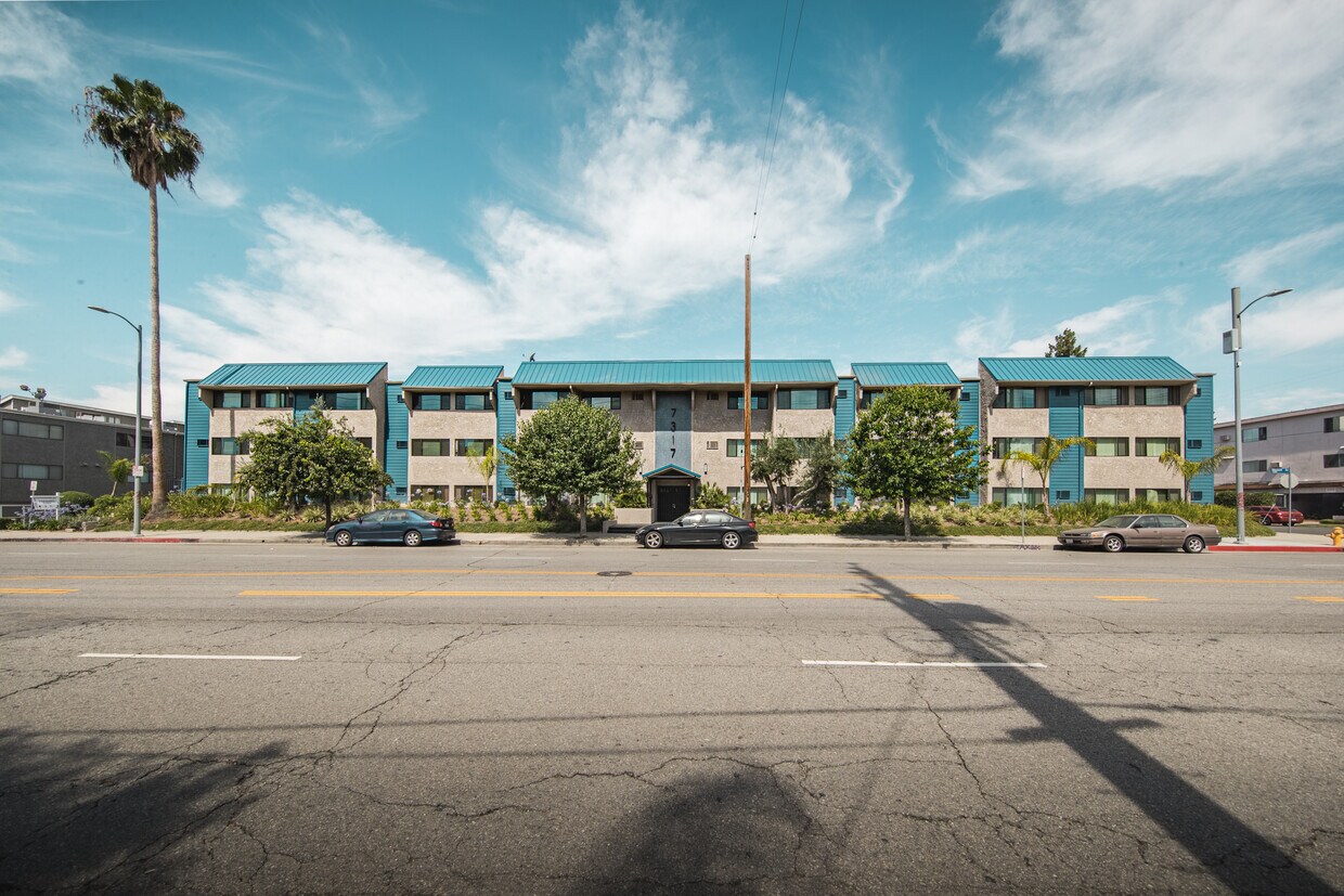 Foto principal - 7317 Haskell Avenue