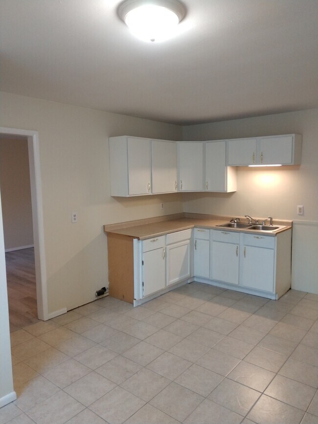 Building Photo - 1051 Jamaica Dr