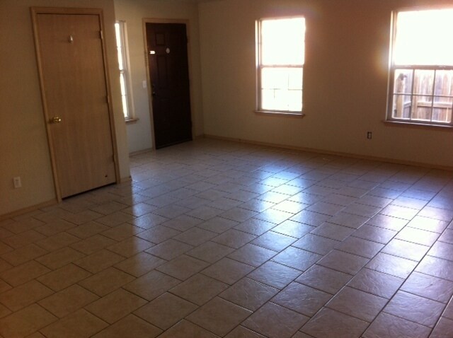 Foto del edificio - 3 Bedroom, 2 Bath, 2 Car Garage, Fenced Backyard