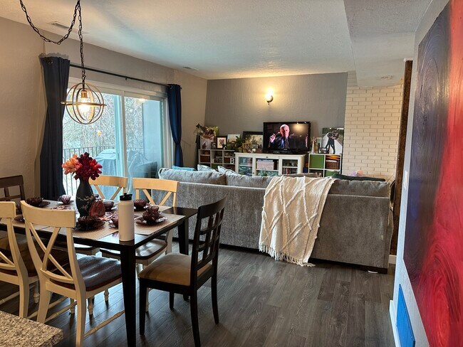 Foto del edificio - 4860 S Highland Cir