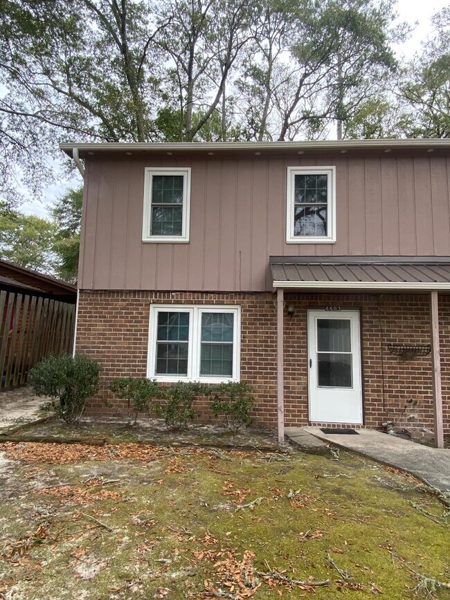 Foto del edificio - 4403 Lakeside Dr